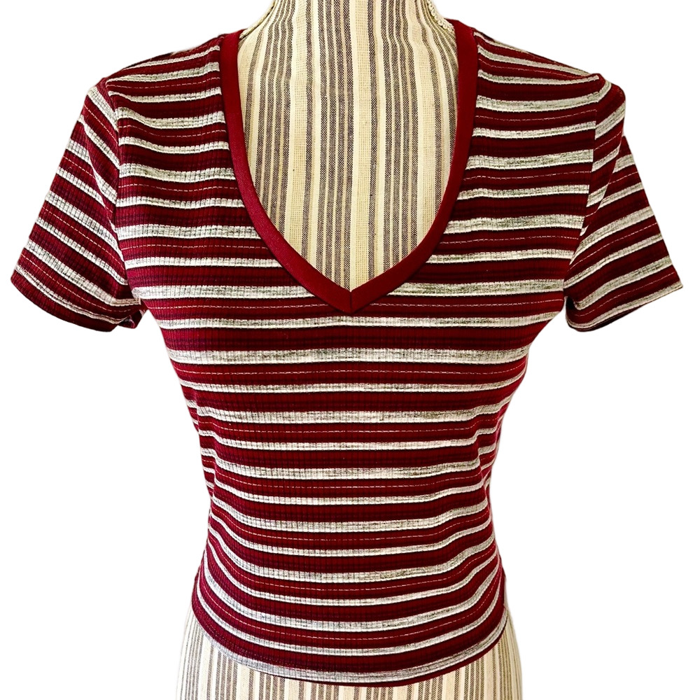 Sky & Sparrow maroon, gray & white crop top size small